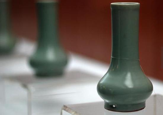 南宋，龍泉窯，粉青釉鼓腹瓶 